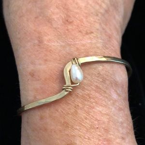 Beautiful gold base metal bracelet with real pearl